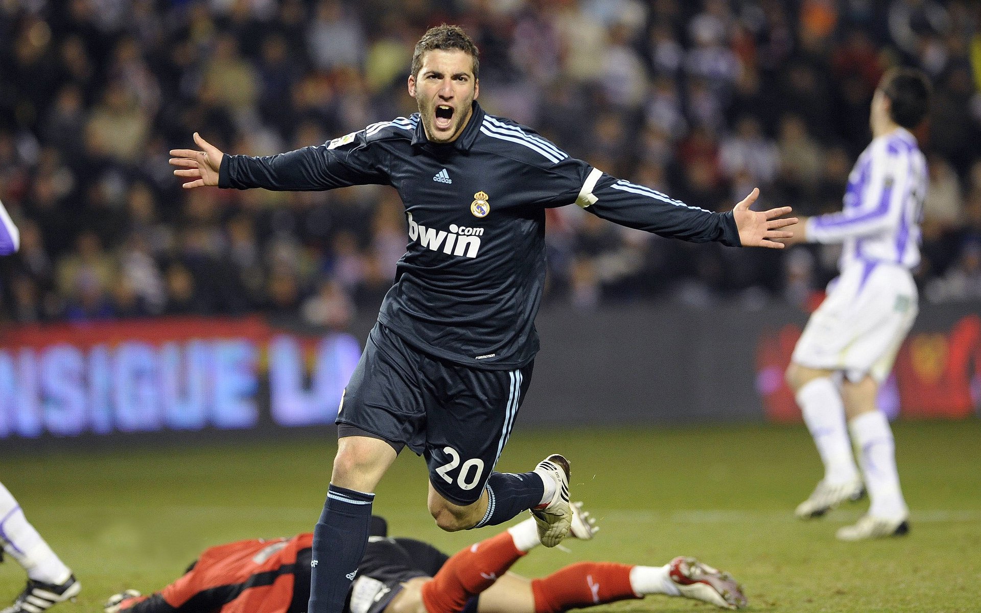 俯卧撑花式大赛 单手、拍手与击掌背后轮番登场